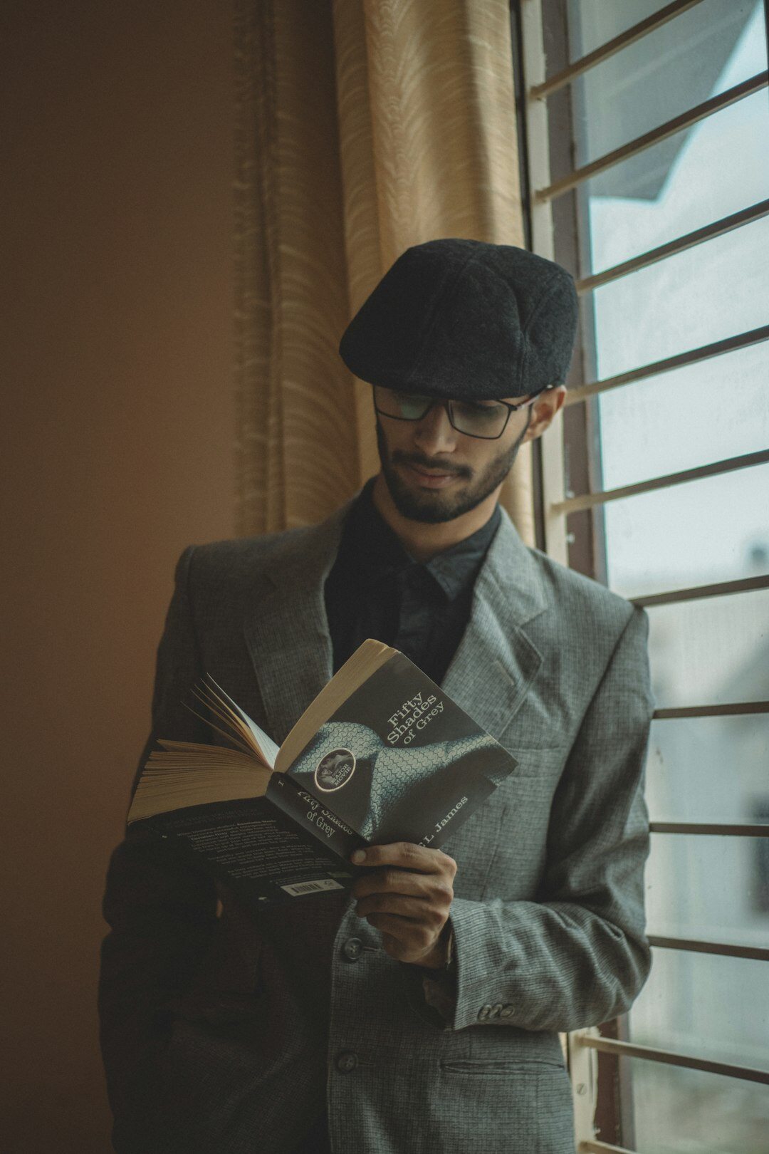 detective reading clues